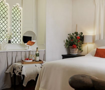 The Gatehouse Bedroom - StayCotswold