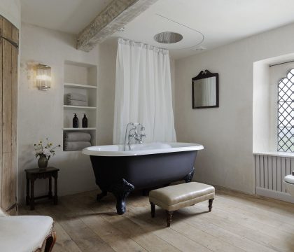 The Gatehouse Bathroom - StayCotswold