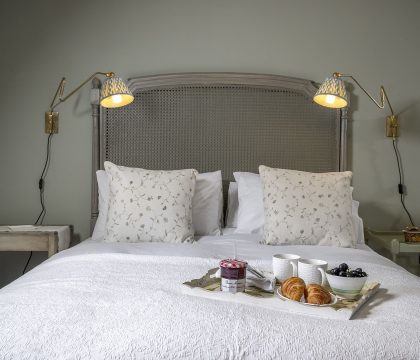 Whistlers Corner Bedroom 2 - StayCotswold