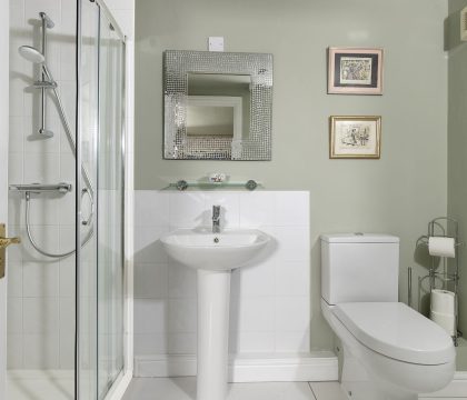 Whistlers Corner Family Bathroom - StayCotswold