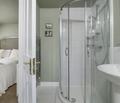 Whistlers Corner Family Bathroom - StayCotswold