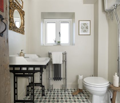 The Old Forge Family Bathroom - StayCotswold