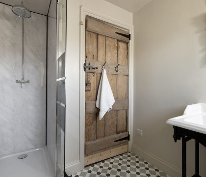 The Old Forge Family Bathroom - StayCotswold