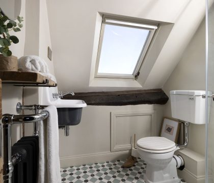 The Old Forge Master Bedroom Ensuite - StayCotswold