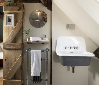 The Old Forge Master Bedroom Ensuite - StayCotswold