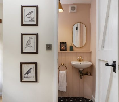 Royal Oak Cottage Cloakroom - StayCotswold