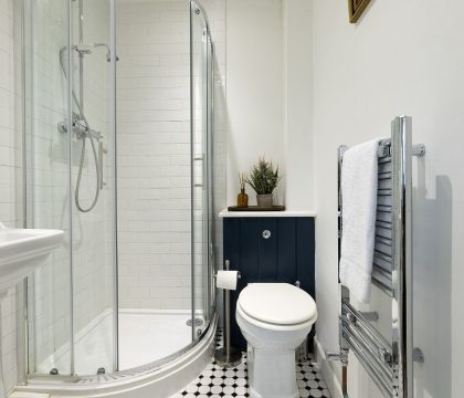 Royal Oak Cottage Master Bedroom Ensuite - StayCotswold