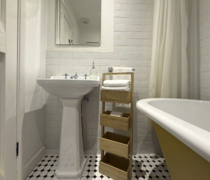 Royal Oak Cottage Bathroom - StayCotswold