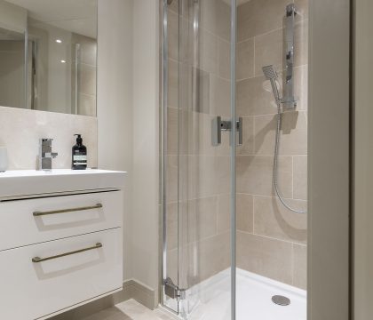The Fleece House Bedroom 2 Ensuite - StayCotswold