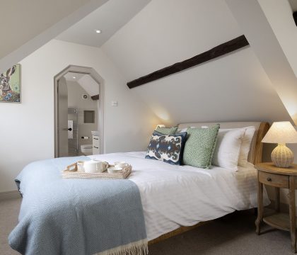 The Fleece House Master Bedroom - StayCotswold