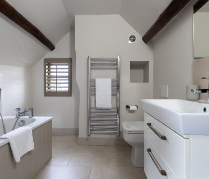 The Fleece House Master Bedroom Ensuite - StayCotswold