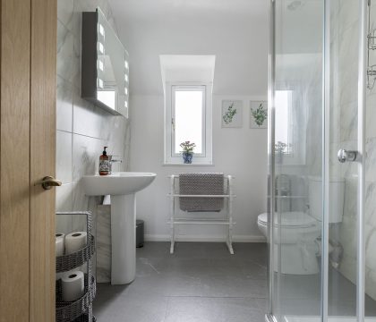 Tower View Family Bathroom - StayCotswold