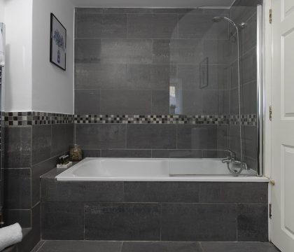 The Loft Family Bathroom - StayCotswold