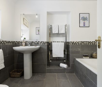 The Loft Family Bathroom - StayCotswold