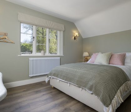 Primrose Cottage, Barnsley Primary Bedroom - StayCotswold