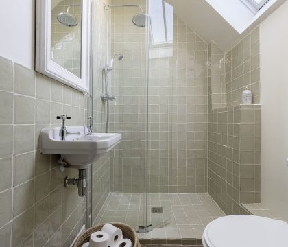 Primrose Cottage, Barnsley Primary Bedroom - StayCotswold