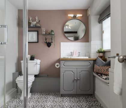 Knoll Cottage Family Bathroom - StayCotswold