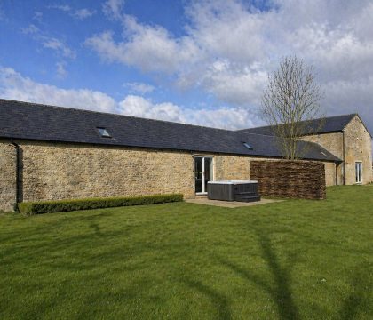 Poulton Fields Farm Barns - StayCotswold 