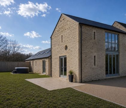 Poulton Fields Farm Barns - StayCotswold 