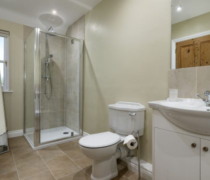 Middle Farm Bedroom 5 Ensuite - StayCotswold