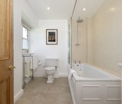 Middle Farm Master Bedroom Ensuite - StayCotswold