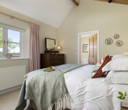 Middle Farm Bedroom 2 - StayCotswold