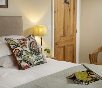Middle Farm Bedroom 2 - StayCotswold