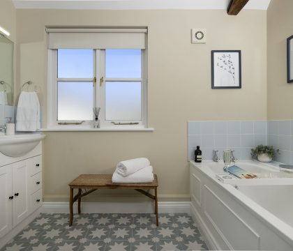 Middle Farm Family Bathroom - StayCotswold