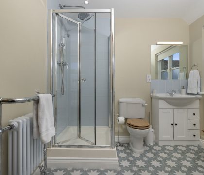 Middle Farm Family Bathroom - StayCotswold