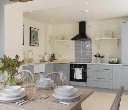 Primrose Cottage, Barnsley Kitchen - StayCotswold