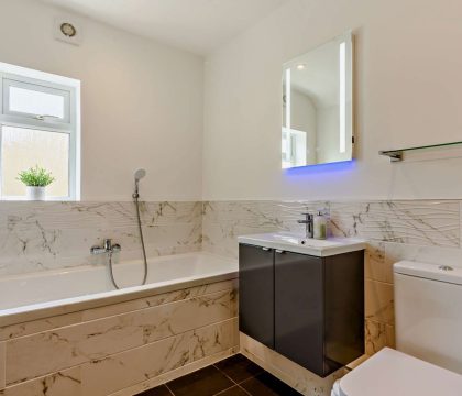 Lulham family bathroom - StayCotswold