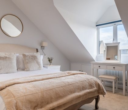 Nursery End House Master Bedroom - StayCotswold