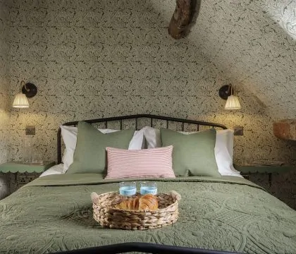 The Miller's Snug at Cowley House Master Bedroom - StayCotswold
