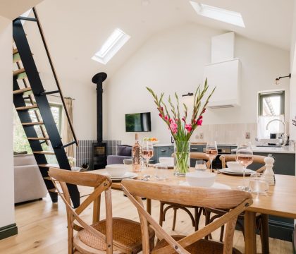 The Old Workshop Dining Area - StayCotswold