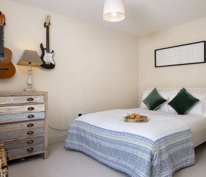 Harvey's Corner Cottage Bedroom 2 - StayCotswold