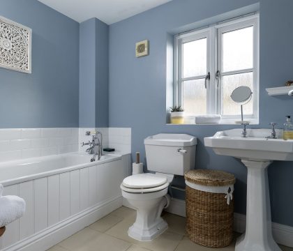 Harvey's Corner Cottage Family Bathroom - StayCotswold