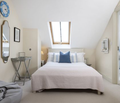 Harvey's Corner Cottage Bedroom 3 - StayCotswold