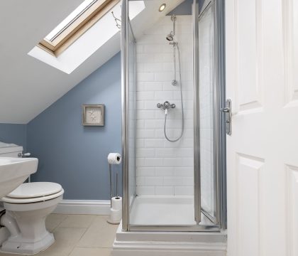 Harvey's Corner Cottage Bedroom 3 Ensuite - StayCotswold