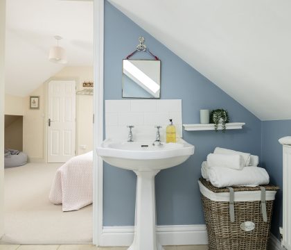Harvey's Corner Cottage Bedroom 3 Ensuite - StayCotswold
