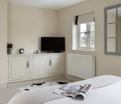 Harvey's Corner Cottage Master Bedroom - StayCotswold