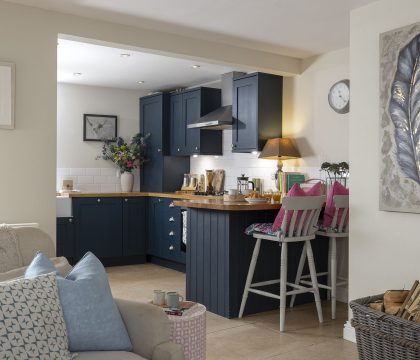 Harvey's Corner Cottage Kitchen - StayCotswold