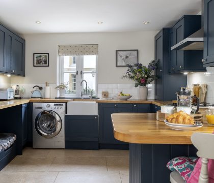 Harvey's Corner Cottage Kitchen - StayCotswold