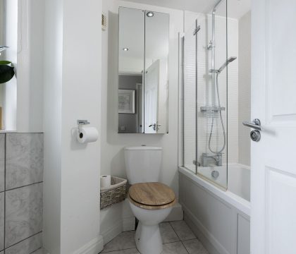 Appledore Cottage Family Bathroom - StayCotswold