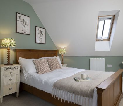 Appledore Cottage Bedroom 3 - StayCotswold