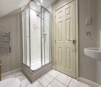 Appledore Cottage Master Bedroom Ensuite - StayCotswold