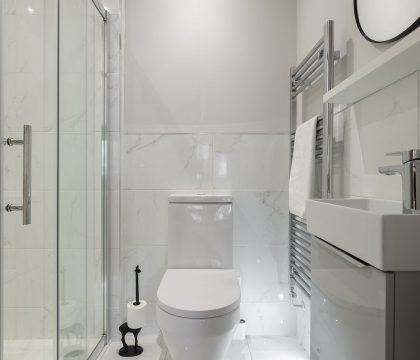 The Copper Primary Bedroom Ensuite - StayCotswold
