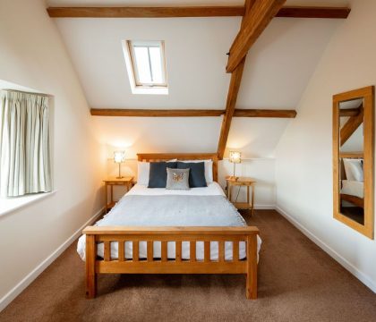 Will's Cottage Principle Bedroom - StayCotswold