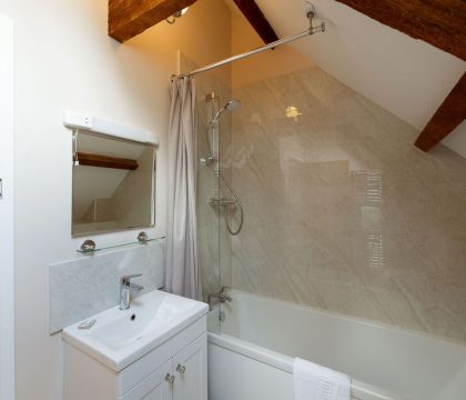 Will's Cottage Family Bathroom - StayCotswold