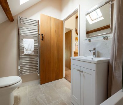 Will's Cottage Family Bathroom - StayCotswold