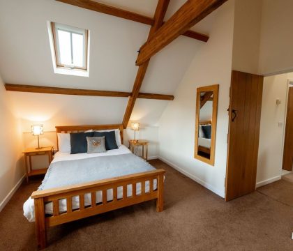 Will's Cottage Principle Bedroom - StayCotswold
